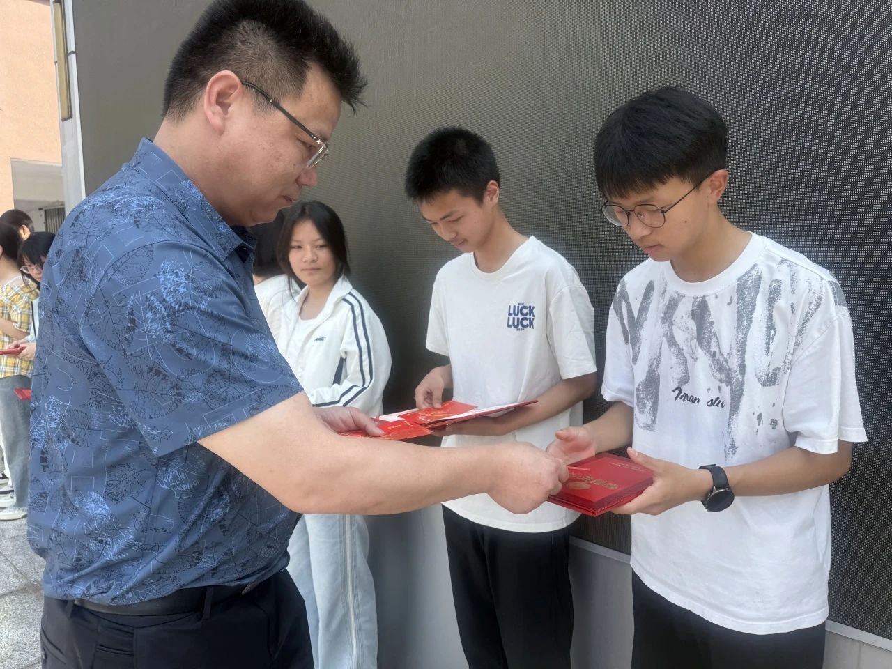 6颁发荣誉证书及助学金.jpg 6颁发荣誉证书及助学金.jpg