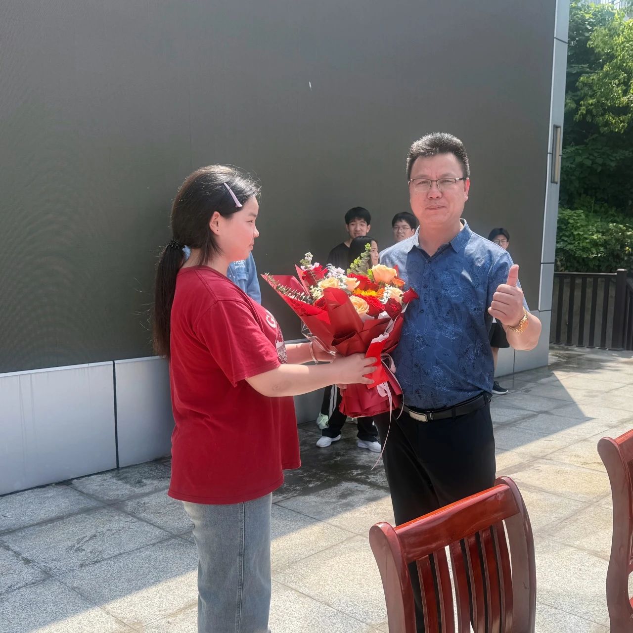 7向出资人献花.jpg 7向出资人献花.jpg