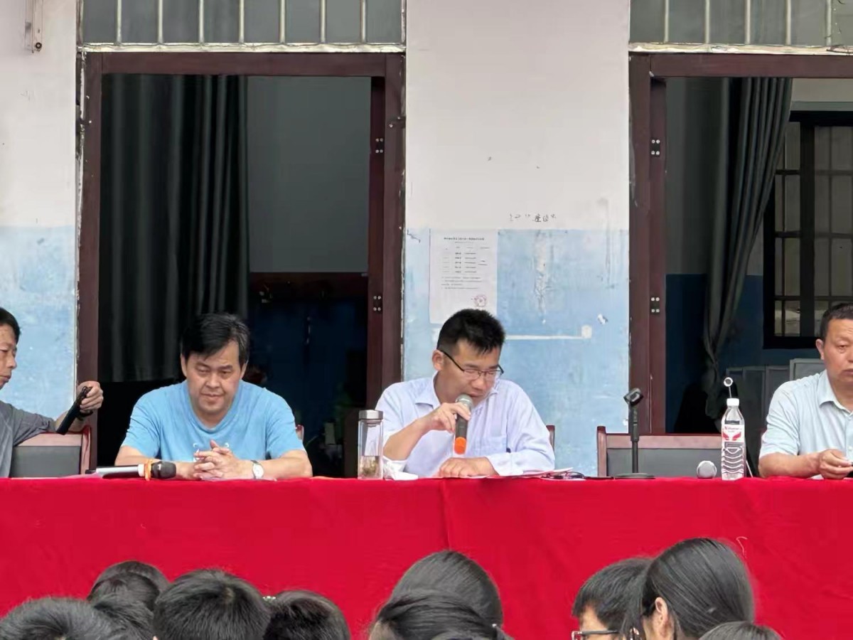 2校长讲话.jpg 2校长讲话.jpg