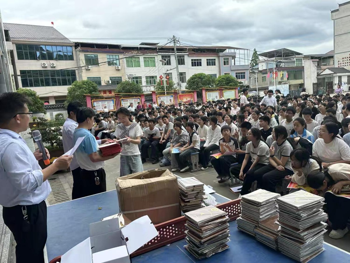 3发放现场.jpg 3发放现场.jpg